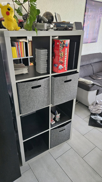 Offener Schrank (ohne Inhalt)