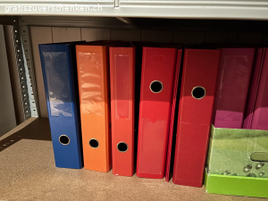 Ordner. infolge Haushaltauflösung: 
viele Ordner und Stehmappen