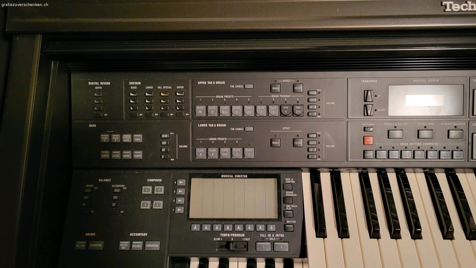 Orgel Technics SX-GX3. Eine super Orgel voll funktionsfähig und mit der Möglichkeit, Begleitrythmen oder Lieder zu programmieren. Neun Flopy-Discs und die zweiteilige Gebrauchsanweisung sind dabei. Ebenfalls diverse Notenbücher zum Lernen und mit verschiedenen Liedern.
Probespielen ist möglich. 
Für den Transport kann die Orgel in zwei Teile zerlegt werden. Oberer Teil misst
BxHxT: 116x35x60 cm
Unterer Teil BxHxT: 116x69x52 cm