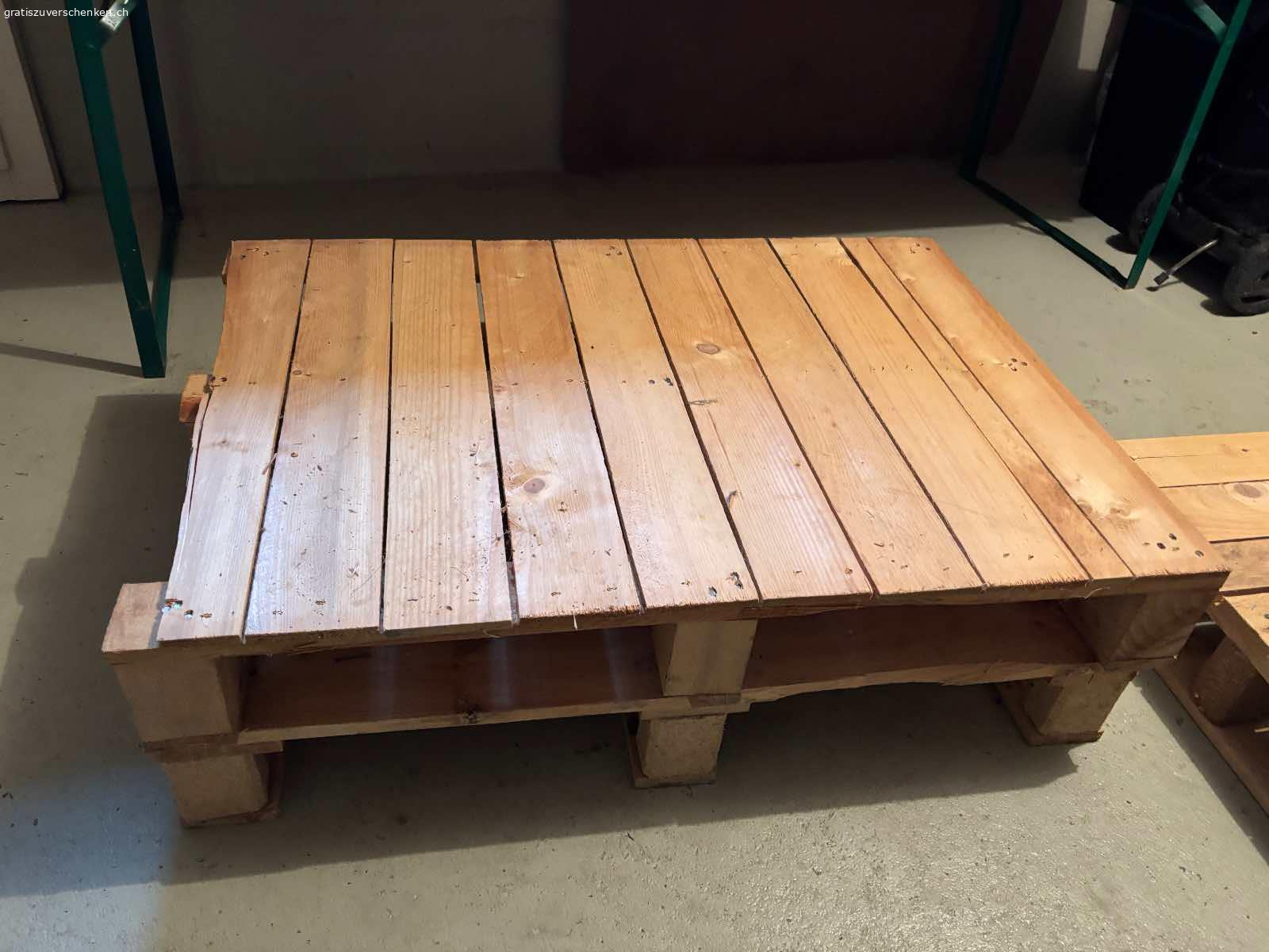 Paletten. Infolge Haushaltauflösung: 
2 Paletten 87cmx95cm
1 Palette 46cmx65cm