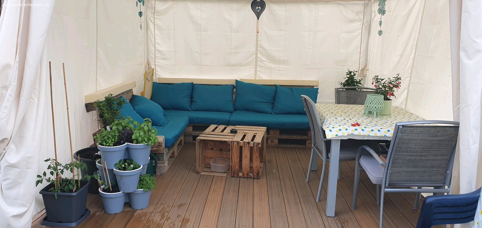 Palettenlounge 3teilig inkl. Kissen. 3-teilige Palettenlounge darf ab sofort abgeholt werden. Kissen in hellblau inkl. Braucht eine neue lasur, ansonsten tip top.