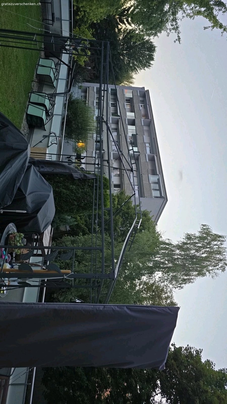 Pavillon. Pavillon zu verschenken 3×4Meter
durch zu viel Wasser sind die Stangen verbogen. Die Blache vom Dach hat 2 kleine Risse.
Muss vor Ort selber demontiert werden.