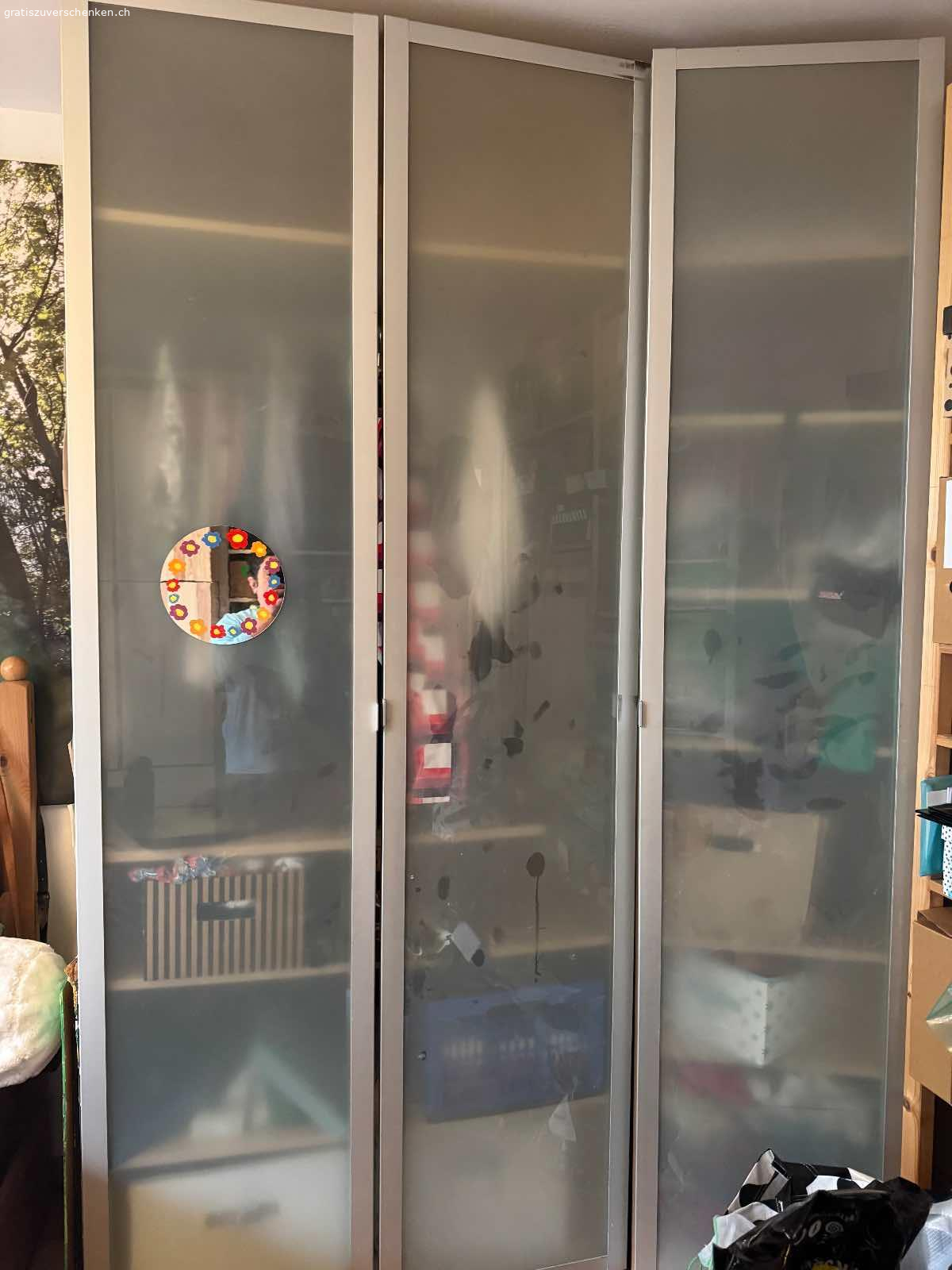 Pax Schrank. Scharniertüren Milchglas
Zwei Teile
1 m breit stange und drei Böden
und 50 cm breit mit vier Böden und zwei Netz Schubladen