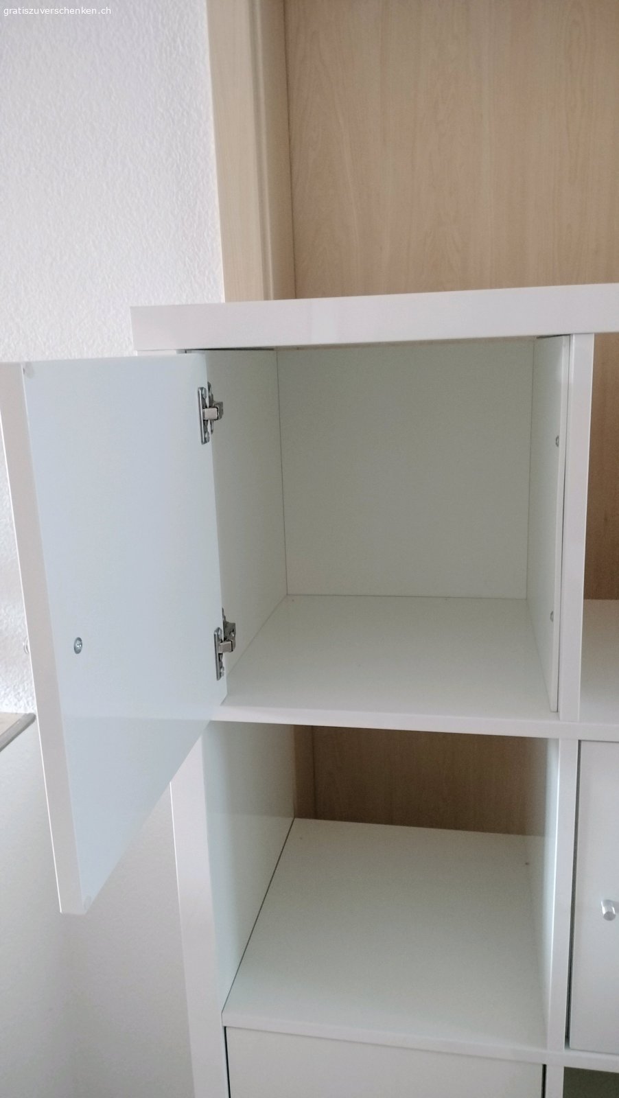 Perlweisses Kallax-Regal. Kallax - Regal in sehr gutem Zustand
perlweiss (glänzend)
nicht-raucher-Haushalt

würde mich freuen wenn diese Regal ein neues zu Hause findet ☺️