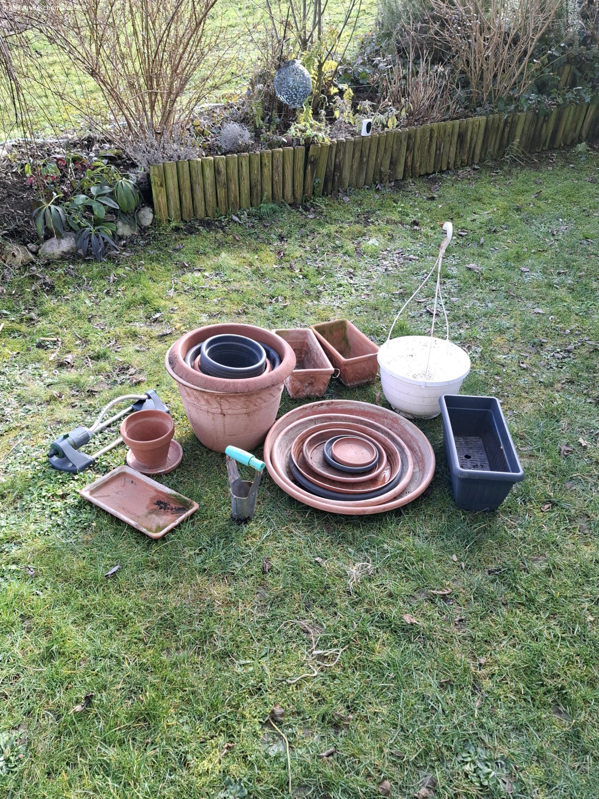 Pflanzkübel usw.... Diverse Kunststofftöpfe und Unterteller, Rasensprenger siehe Foto. Muss abgeholt werden