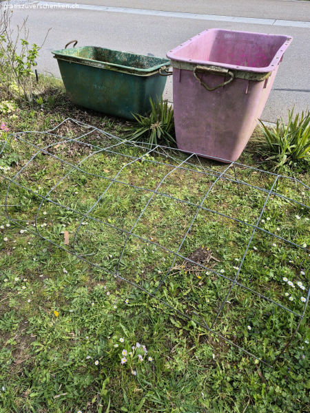 Pflastermulde und Rankhilfebogen.