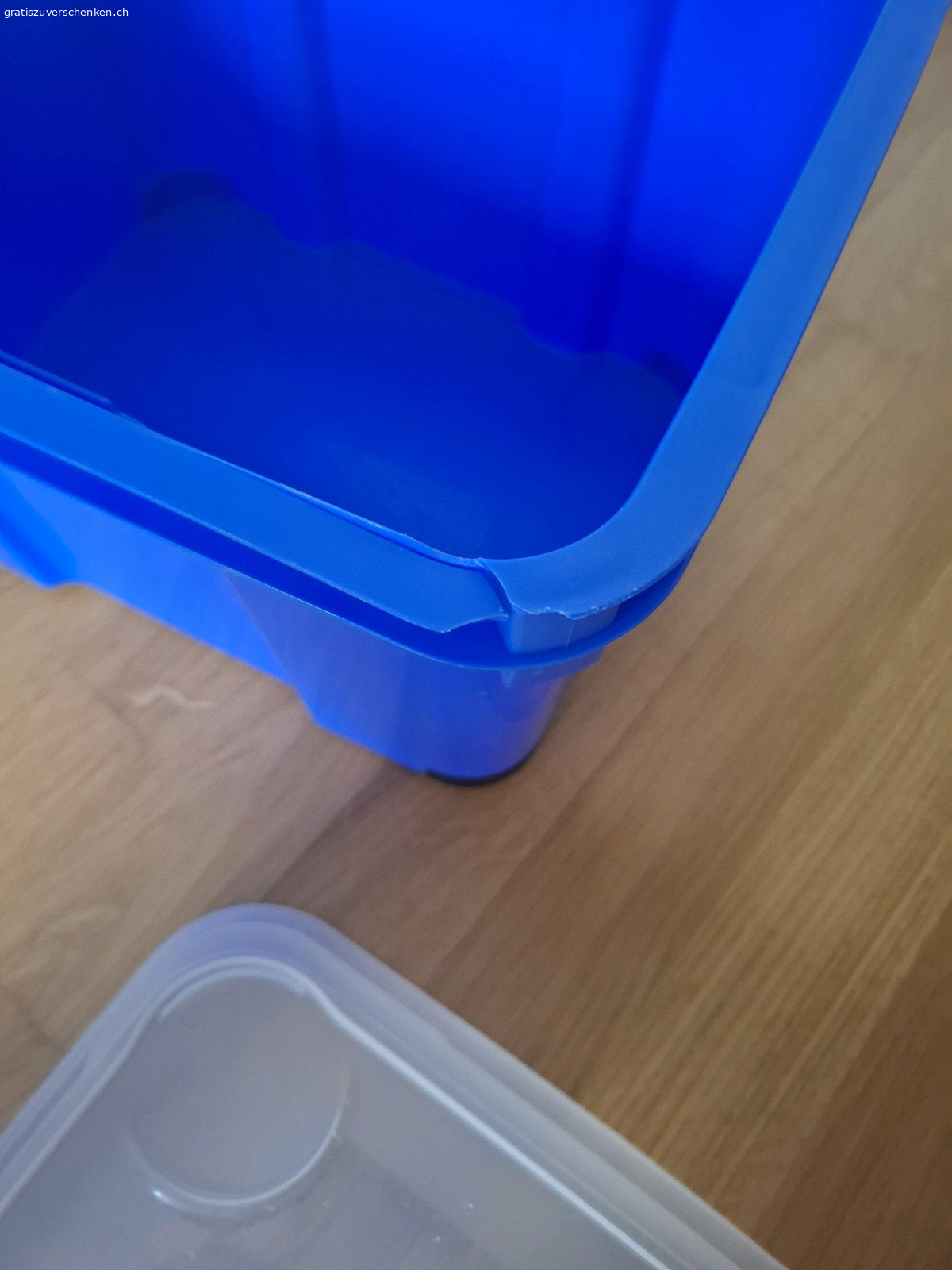 Plastikbox. Plastikbox mit den Massen 
H 22cm L 35cm
kleiner Schaden an einer Ecke.

Zum Abholen!