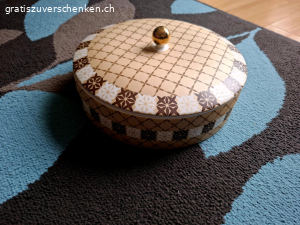 Porzellandose. Wegen nicht gebrauch zu verschenken. 
Sehr guter Zustand  

Nur Abholung!!!!