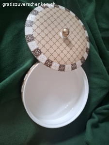 Porzellandose. Wegen nicht gebrauch zu verschenken. 
Sehr guter Zustand  

Nur Abholung!!!!