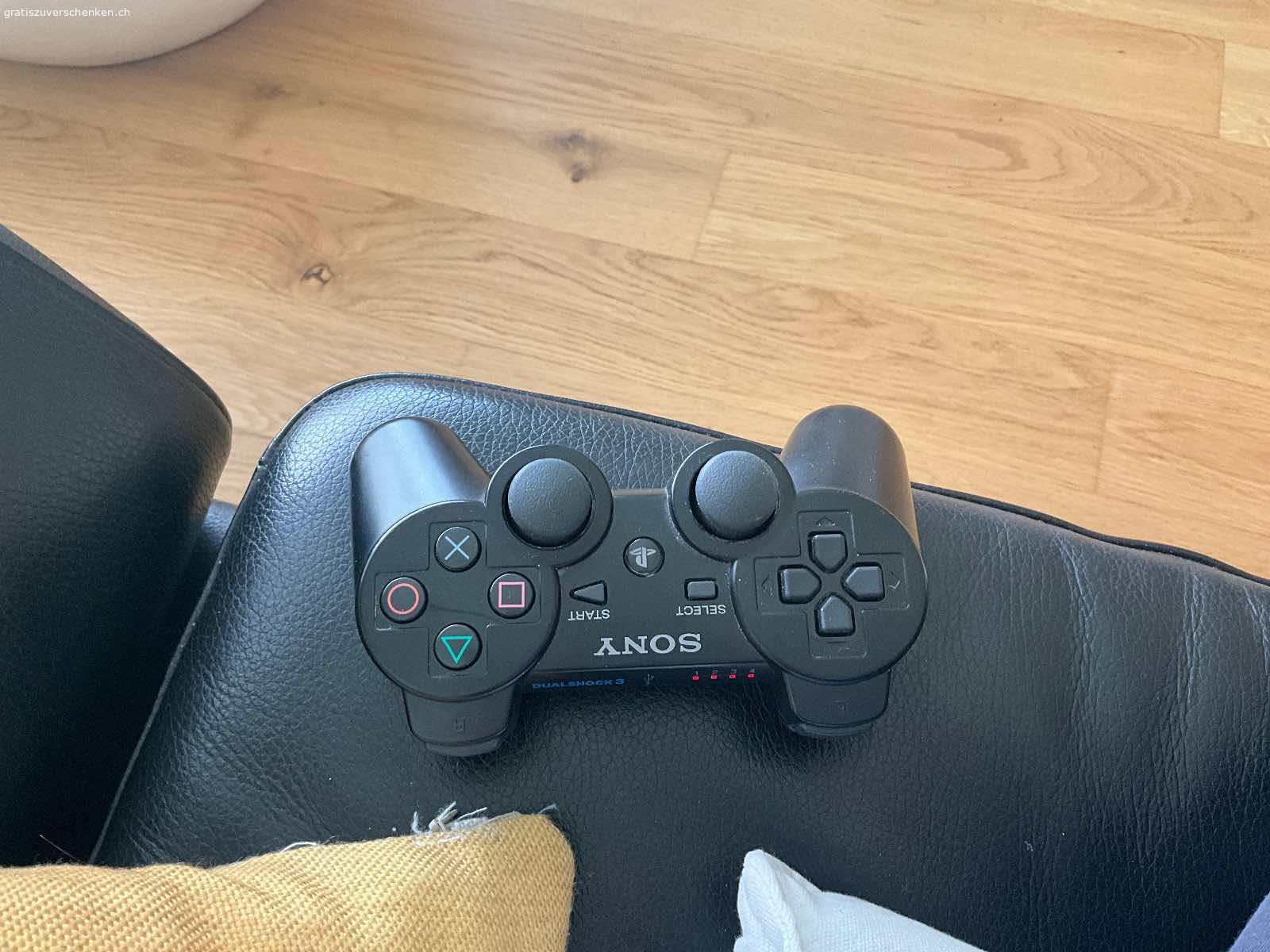 PS3 Controller. Zu verschenken gratis nur aktuell nur Abholung bitte nicht nachfragen ob Versand möglich ist.
Bin nicht ganz sicher ob er noch funktioniert , kann ihn nicht testen. Er leuchtet jedenfalls.