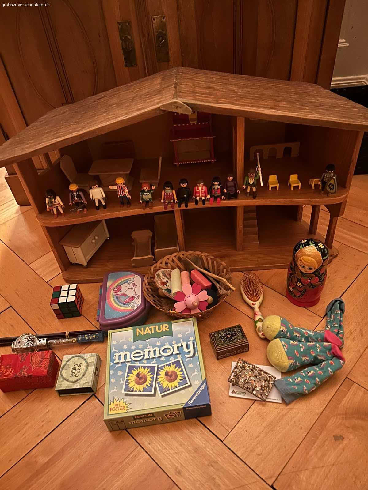 Puppenstube und Spielzeug. Puppenstube aus Holz mit etwas Möbeln, Playmobilfiguren, Babuschka, Memory und anderes Spielzeug