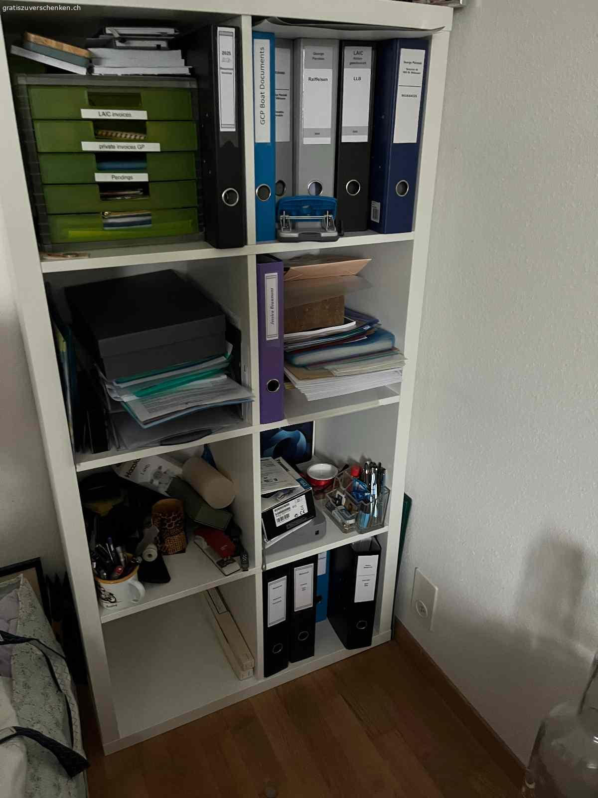 Regal. weisses Regal zu verschenken:
147cm Höhe
76cm Breite
40cm Tiefe