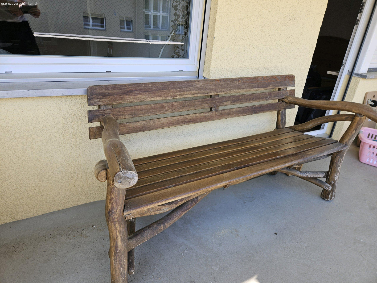 Robuste Sitzbank aus Holz. Robuste Holzbank. Muss in Ettenhausen TG abgeholt werden. 

Kann nicht beim Transport helfen: Mind. 2 Leute benötigt.