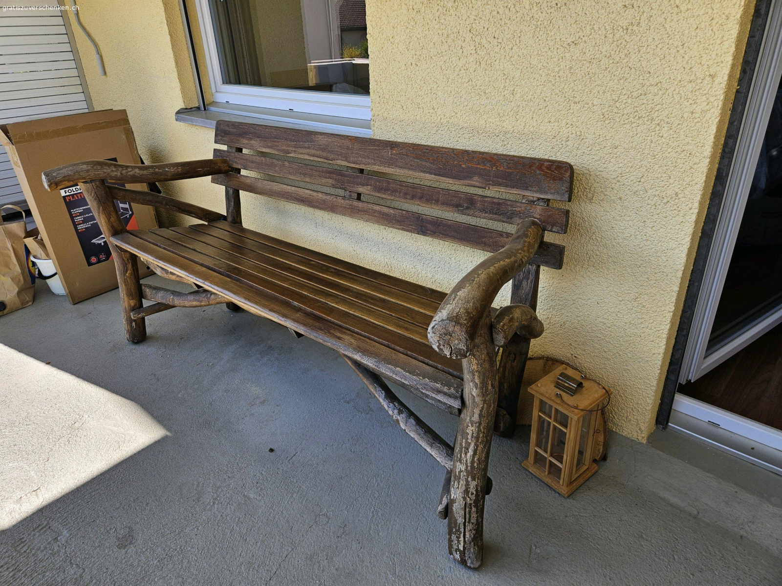 Robuste Sitzbank aus Holz. Robuste Holzbank. Muss in Ettenhausen TG abgeholt werden. 

Kann nicht beim Transport helfen: Mind. 2 Leute benötigt.