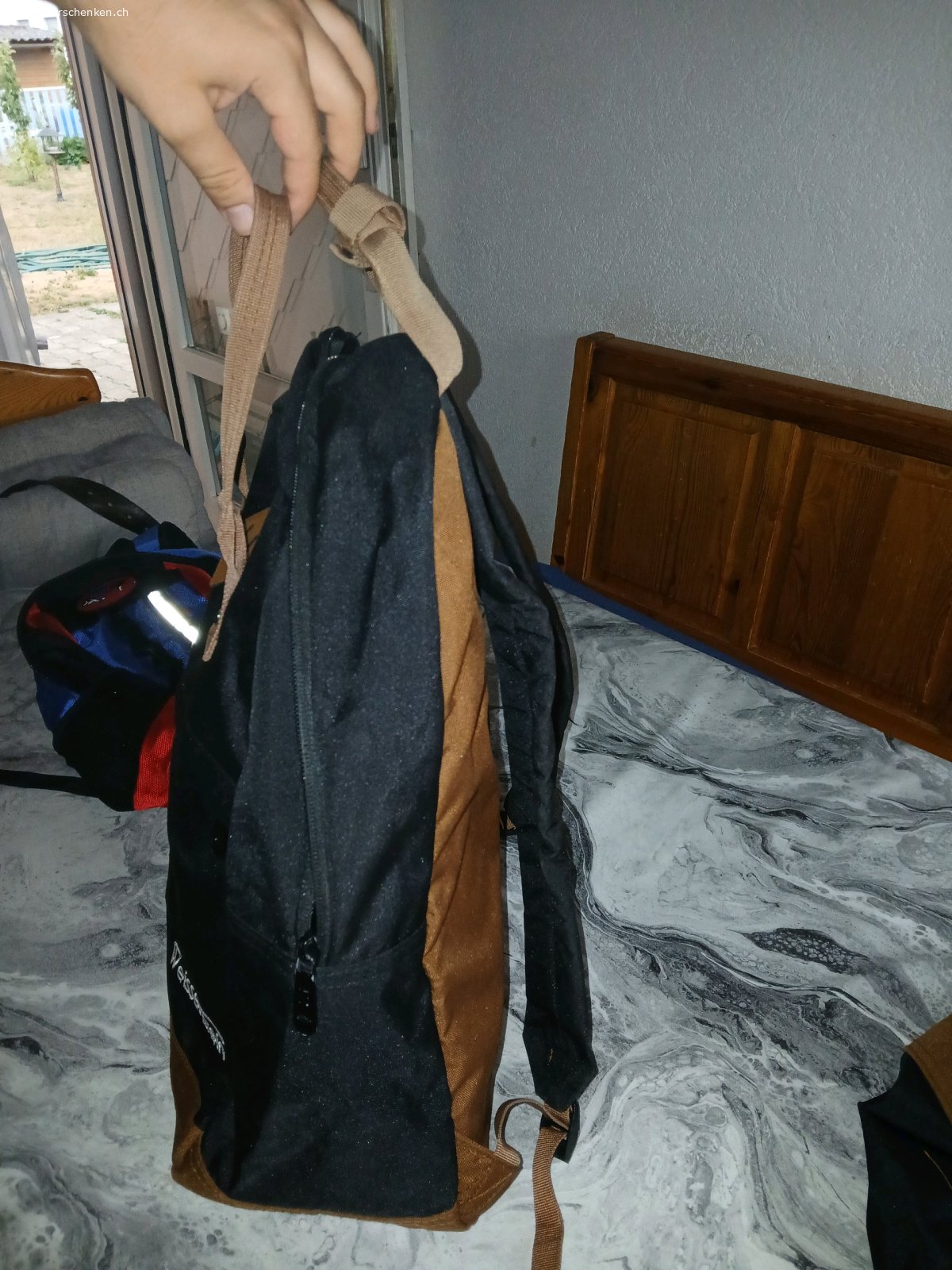 Rucksäcke. Verschenke 2 braune Weissenstein Rucksäcke und 1 Shark skin Rucksack
