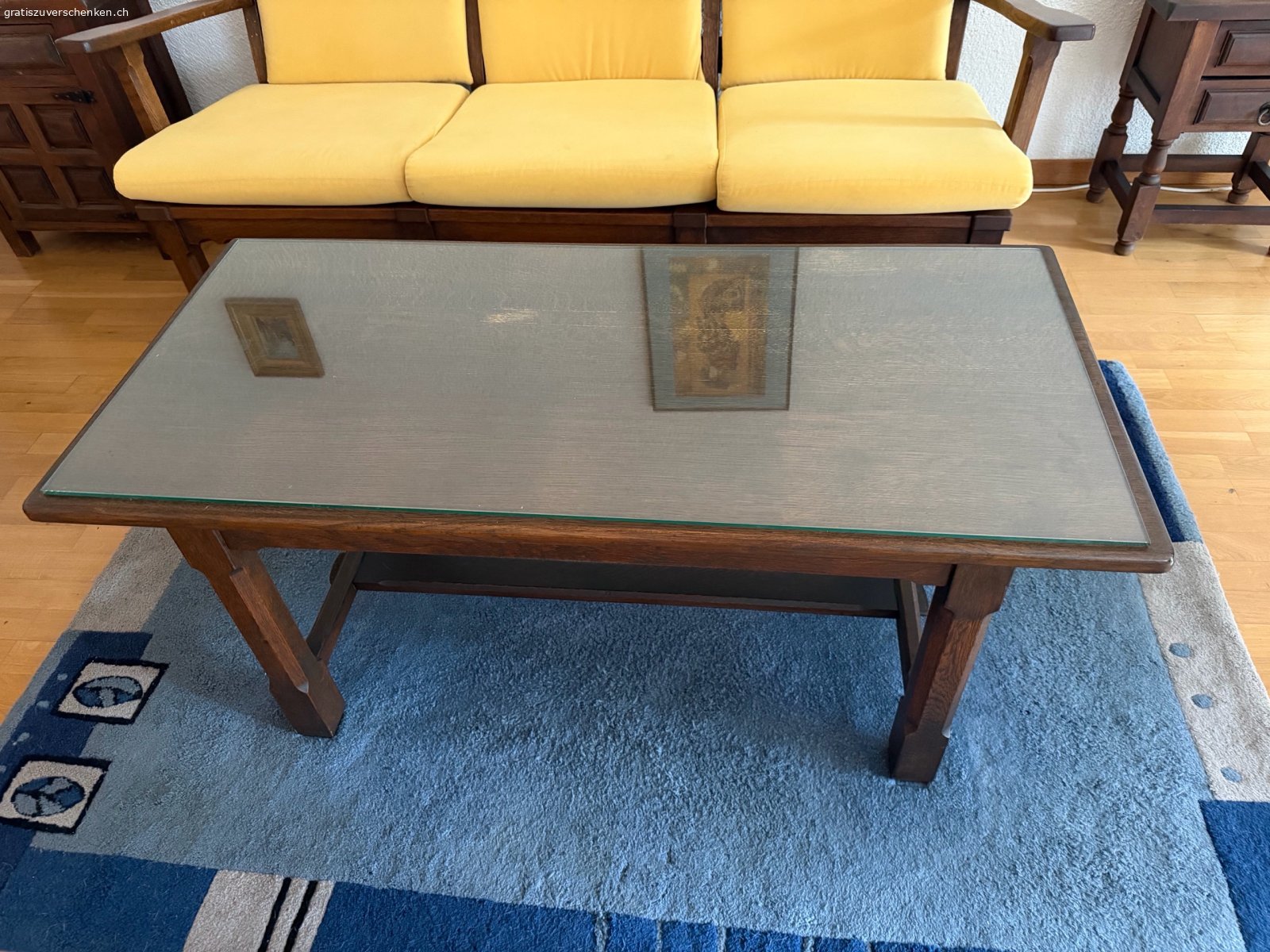 rustikale Vintage-Sitzgruppe. Zustand bitte in den Bildern ersehen. Beinhaltet 3-Sitzer-Sofa, 2 Sessel, 1 hocker und Couch Tisch