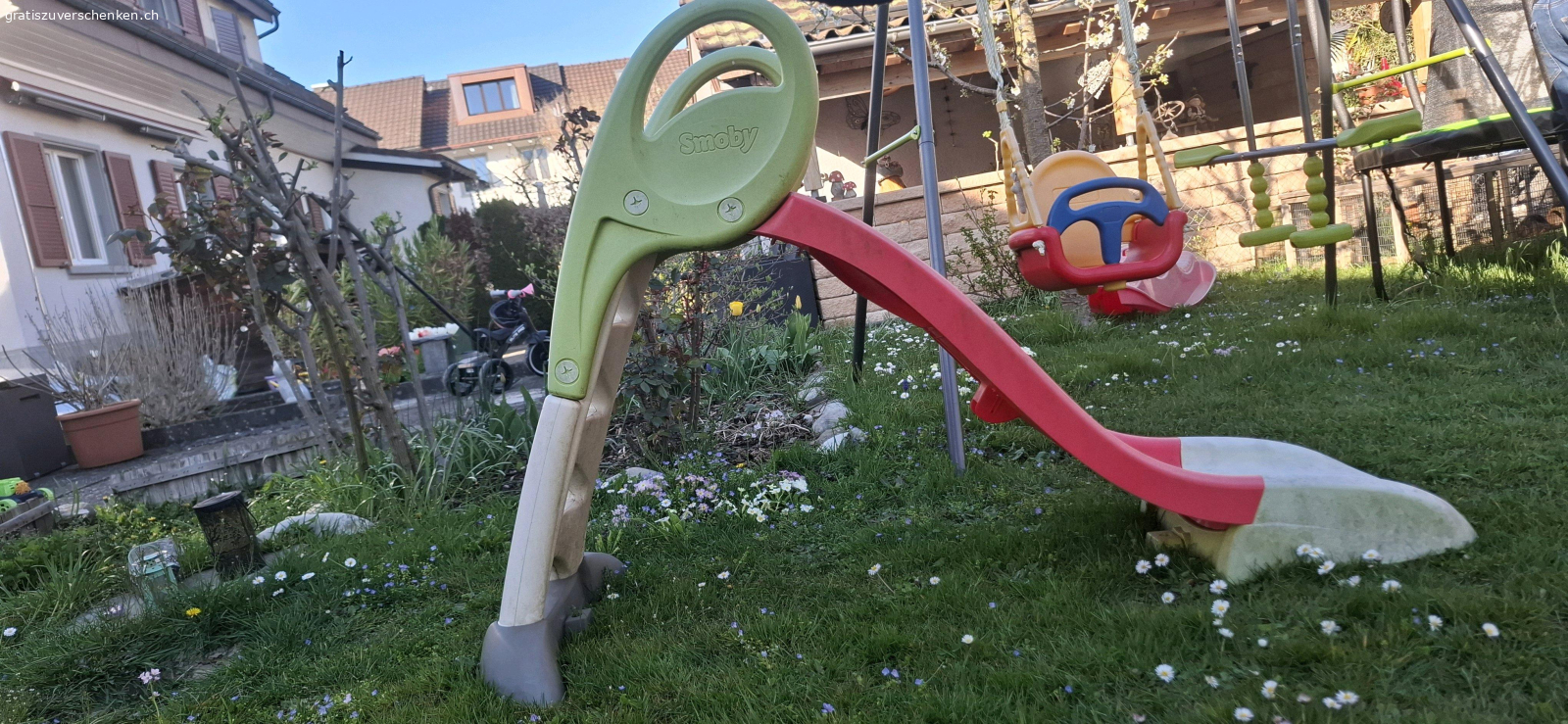 Rutschbahn Smoby. Rutschbahn von Smoby. Der untere Teil siehe Foto 2 ist nicht mehr befestigt. Vermutlich mit etwas handwerklichem Geschick lässt sie sich reparieren.

Wir haben sie trotz des Defekts 2 Saison lang so benutzt es war kein Problem.

muss bis 18.4. abgeholt sein, wird sonst entsorgt

5034 Suhr