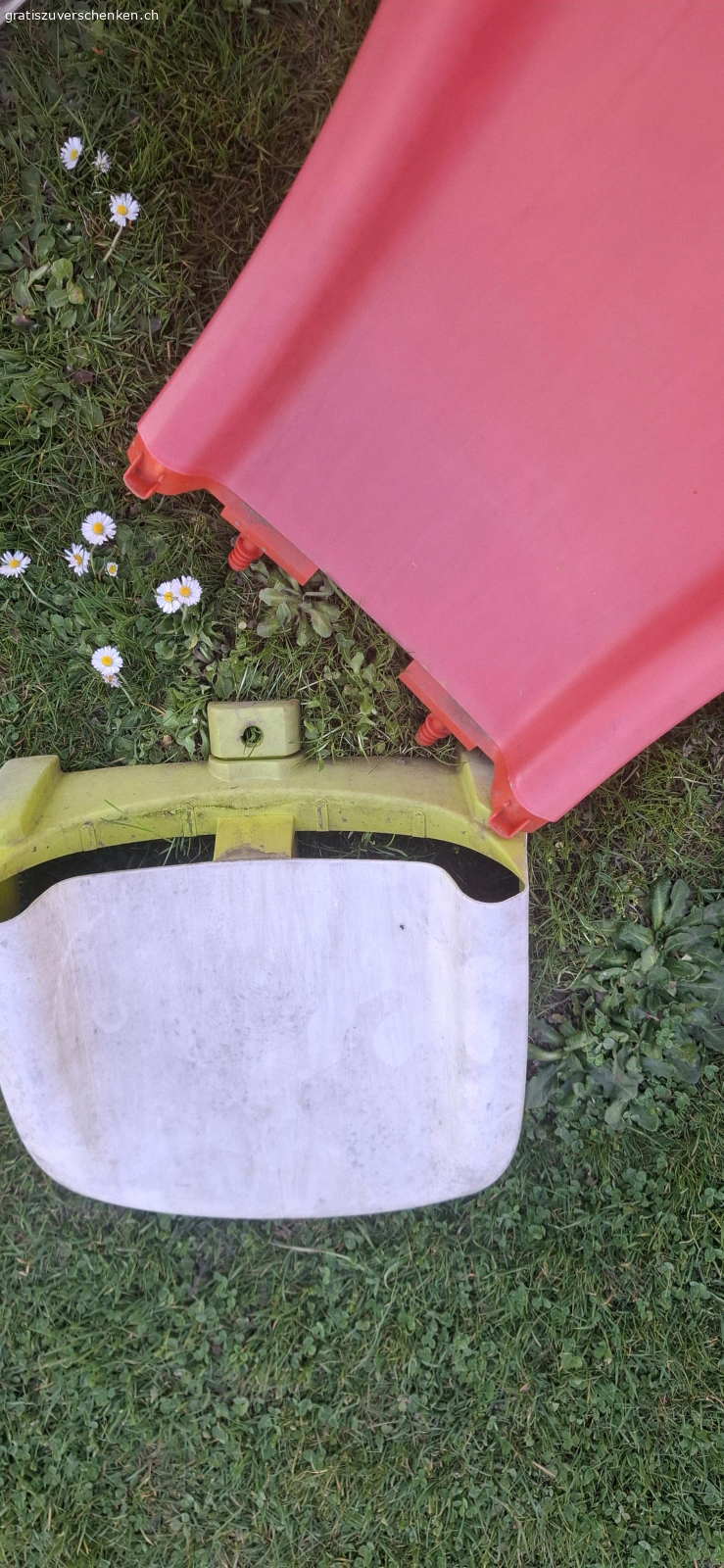 Rutschbahn Smoby. Rutschbahn von Smoby. Der untere Teil siehe Foto 2 ist nicht mehr befestigt. Vermutlich mit etwas handwerklichem Geschick lässt sie sich reparieren.

Wir haben sie trotz des Defekts 2 Saison lang so benutzt es war kein Problem.

muss bis 18.4. abgeholt sein, wird sonst entsorgt

5034 Suhr