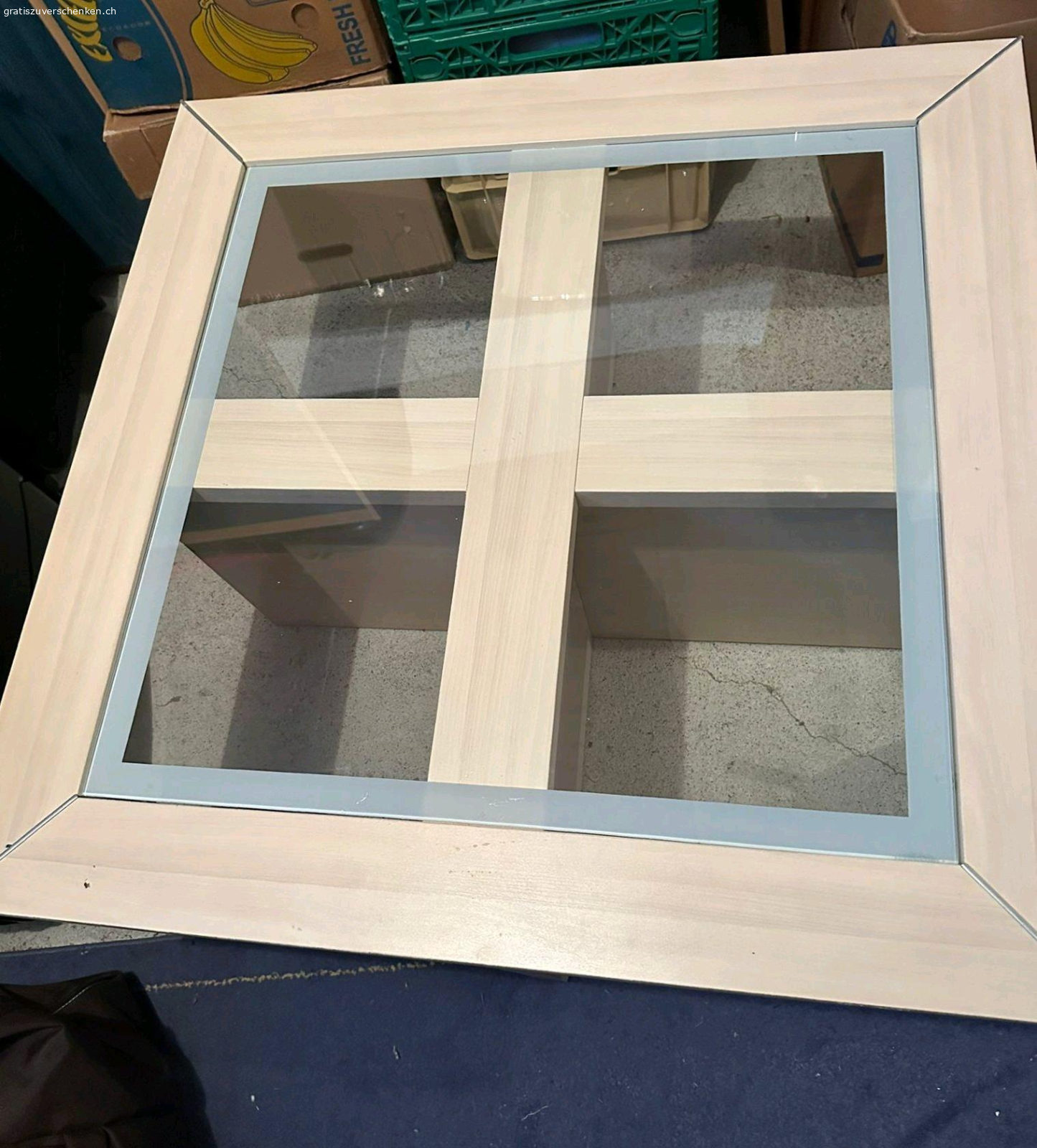 Salon Tisch. gut erhalten fast keine gebrauch spuren wegen platzmangel zum Verschenken wann es bis morgen Abend nicht abgeholt wird muss es leider Entsorgt werden