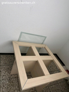 Salon Tisch. gut erhalten fast keine gebrauch spuren wegen platzmangel zum Verschenken wann es bis morgen Abend nicht abgeholt wird muss es leider Entsorgt werden