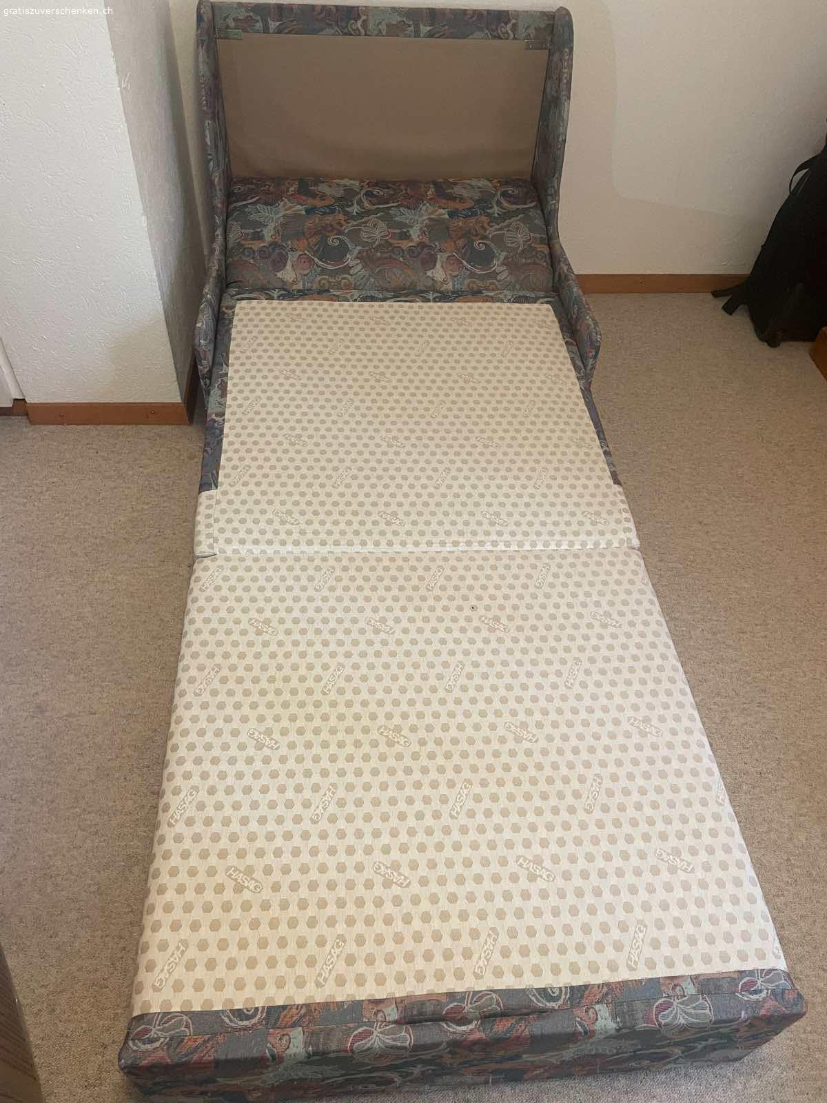 Schlafsessel. Gratis Schlafsessel im Retro-Stil. Kann in ein Bett verwandelt werden. Breite 85 cm, Höhe 45 cm.
Abzuholen im Zürcher Oberland.