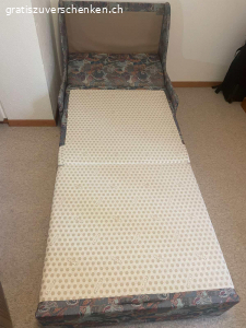 Schlafsessel. Gratis Schlafsessel im Retro-Stil. Kann in ein Bett verwandelt werden. Breite 85 cm, Höhe 45 cm.
Abzuholen im Zürcher Oberland.