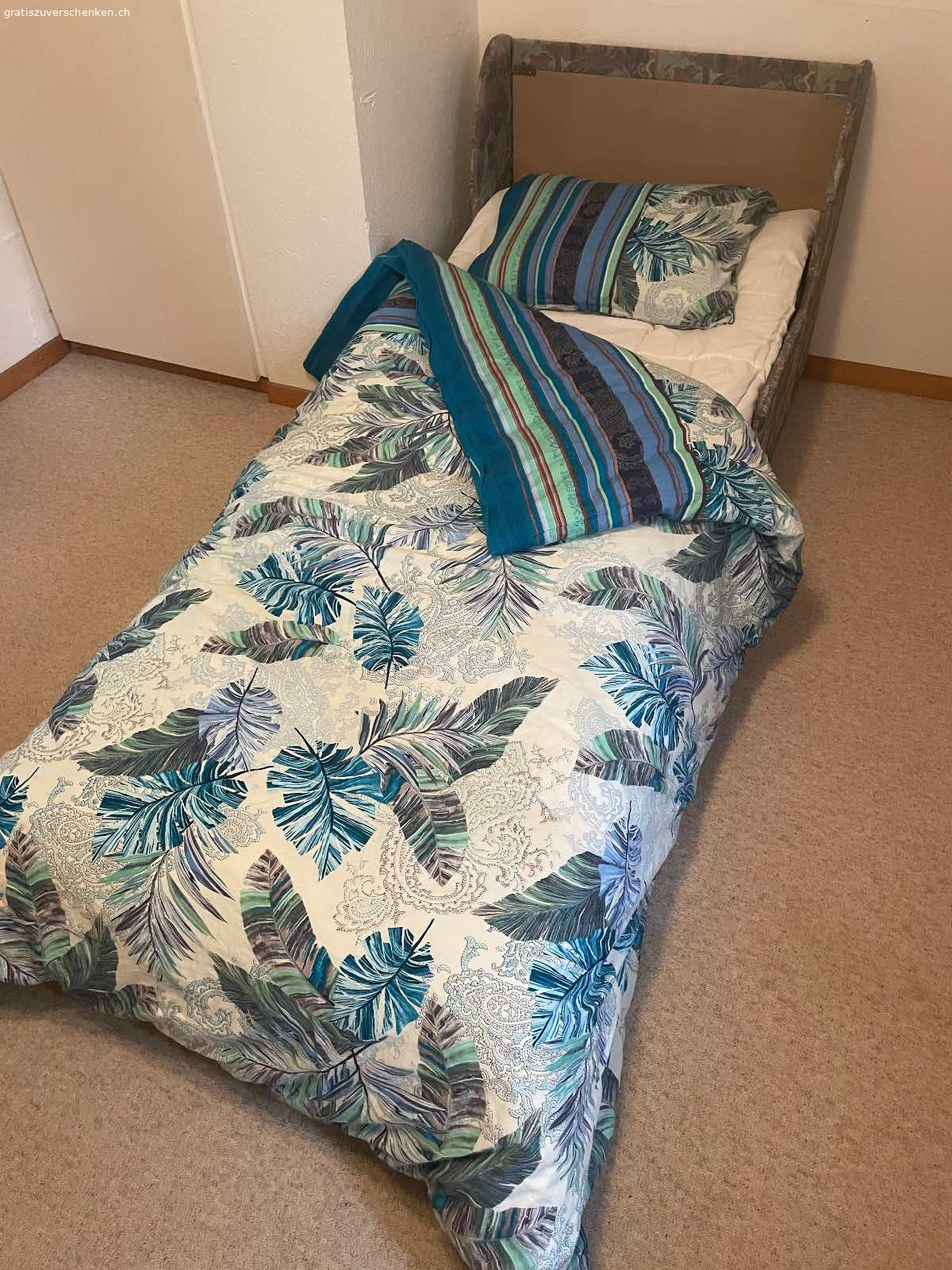 Schlafsessel. Gratis Schlafsessel im Retro-Stil. Kann in ein Bett verwandelt werden. Breite 85 cm, Höhe 45 cm.
Abzuholen im Zürcher Oberland.