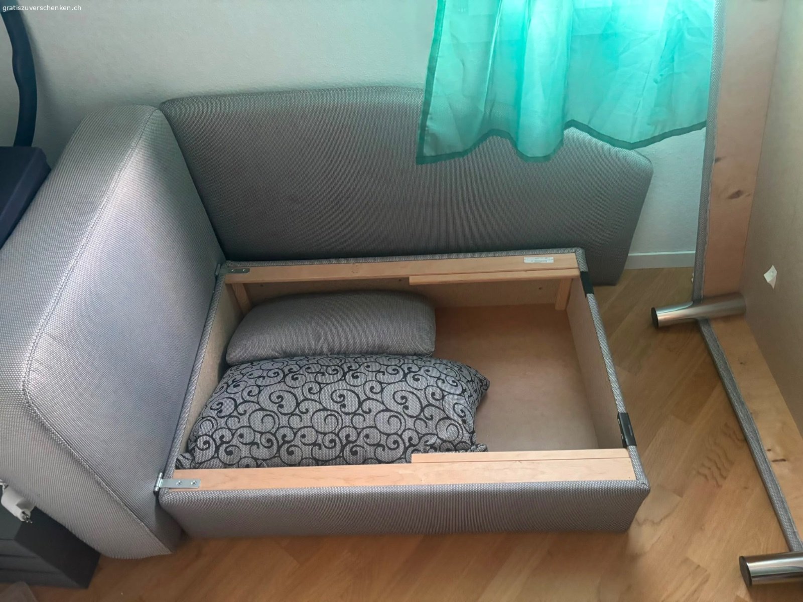 Schlafsofa gratis abzugeben. Schlafsofa mit Stauraum. In Ostermundigen abzuholen. Einzelbett