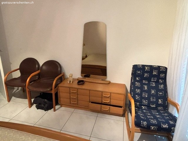 Schlafzimmer mit Bett, Schrank und Nachttischen und Kommode