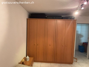 Schlafzimmer mit Bett, Schrank und Nachttischen und Kommode