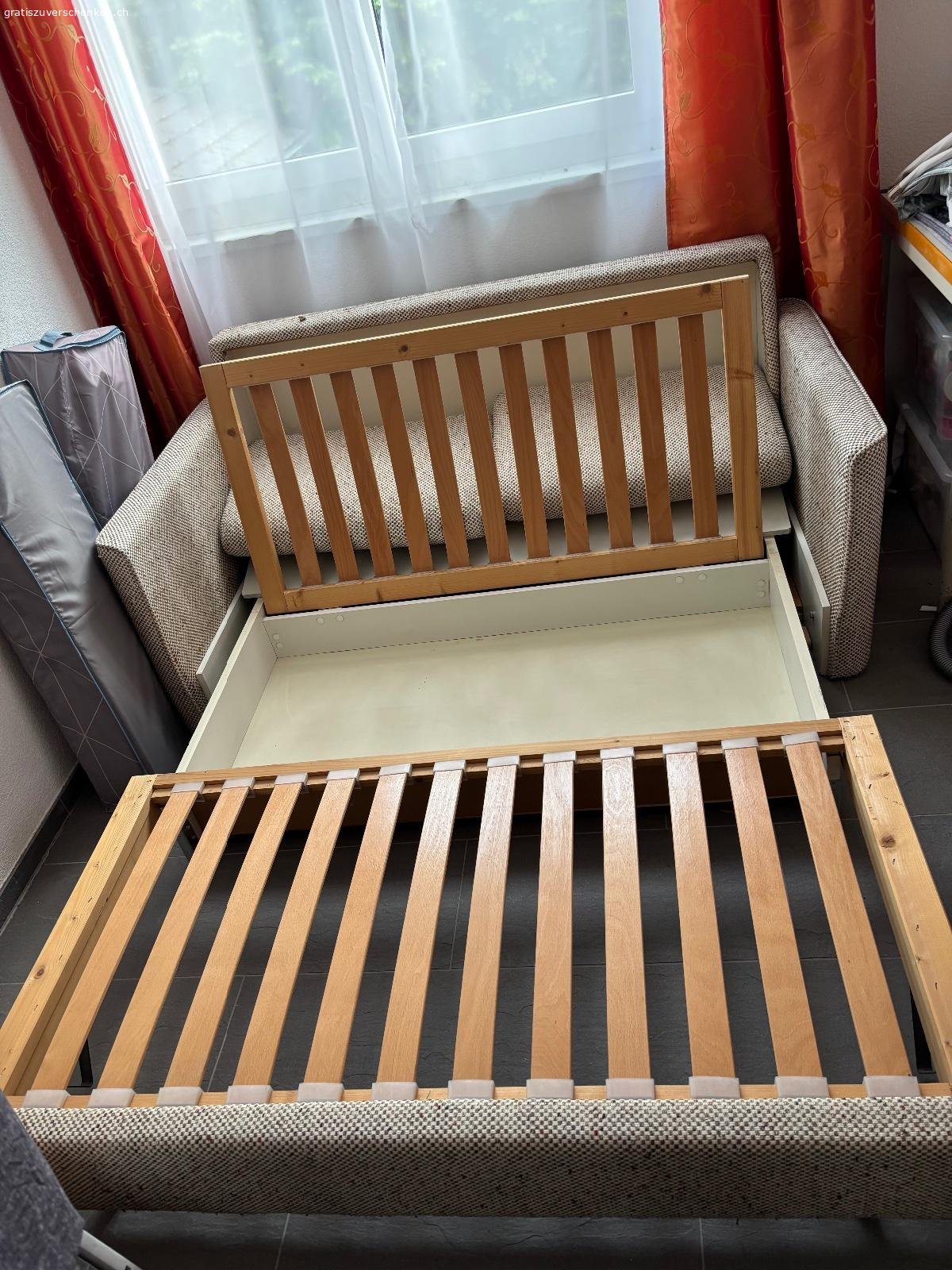 Schlaraffia Schlafsofa zu verschenken. Schlafsofa Liegefläche 1.43 cmx 2.00 cm
mit ausklappbarer  Matratze,  2 Rückenkissen
ausziehbarem Lattenrost mit aufklappbarem Stauraum
Sofa Breite 1.53cm  Höhe 0.73 cm 
Lattenrost kann zum Transport ausgehängt werden