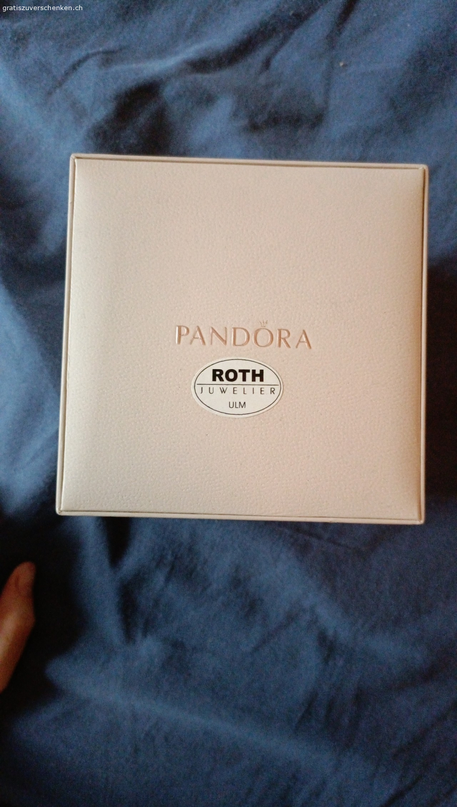 Schmuckdose Pandora. ohne Inhalt, keine Gebrauchsspuren 
Bei Wunsch nach Versand bitte 5Fr Porto