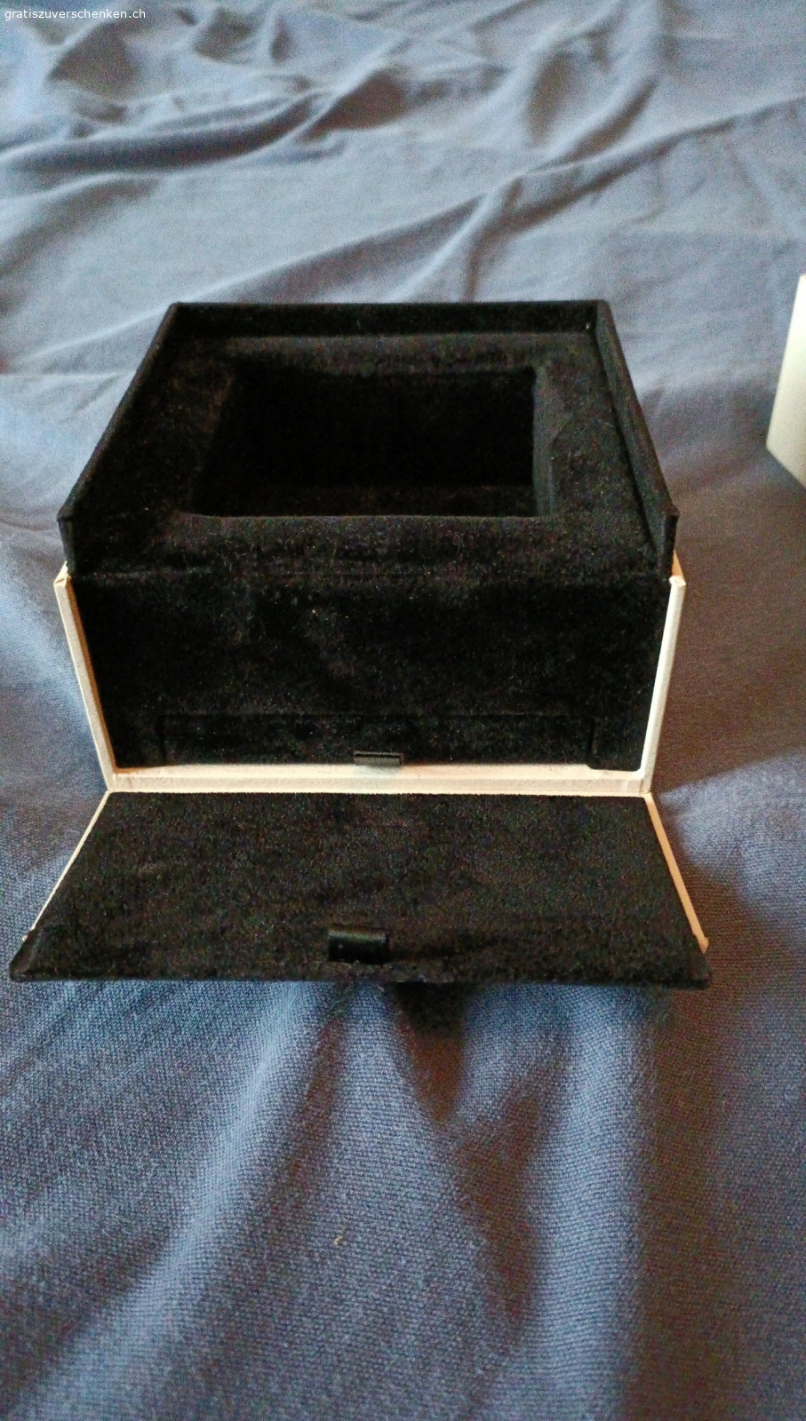 Schmuckdose Pandora. ohne Inhalt, keine Gebrauchsspuren 
Bei Wunsch nach Versand bitte 5Fr Porto