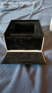 Schmuckdose Pandora. ohne Inhalt, keine Gebrauchsspuren 
Bei Wunsch nach Versand bitte 5Fr Porto