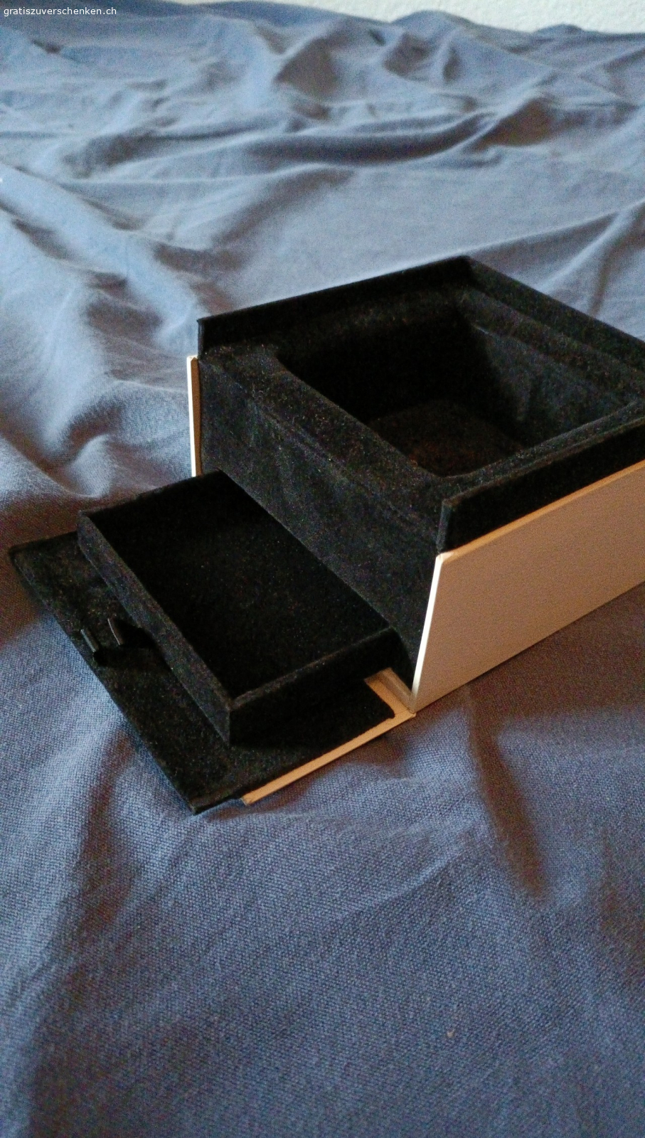 Schmuckdose Pandora. ohne Inhalt, keine Gebrauchsspuren 
Bei Wunsch nach Versand bitte 5Fr Porto