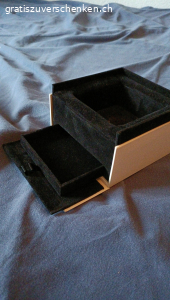 Schmuckdose Pandora. ohne Inhalt, keine Gebrauchsspuren 
Bei Wunsch nach Versand bitte 5Fr Porto