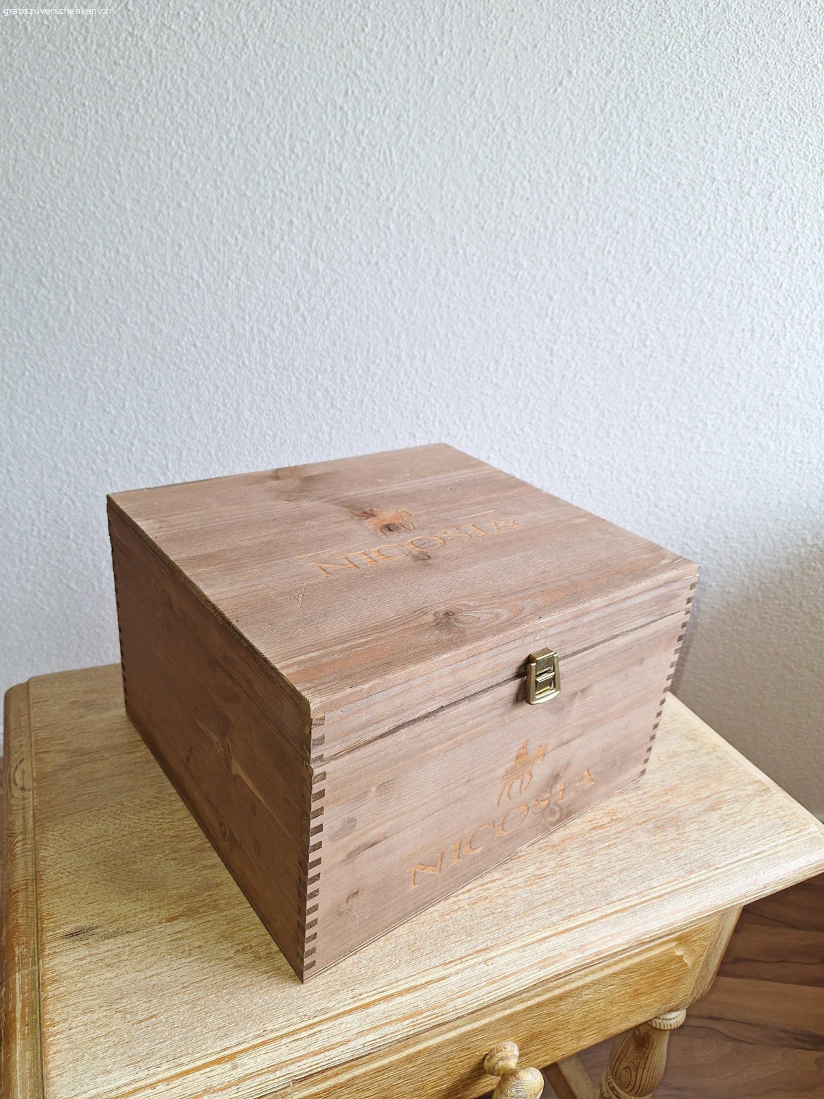 schöne Holztruhe. guter Zustand.