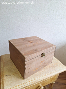 schöne Holztruhe. guter Zustand.