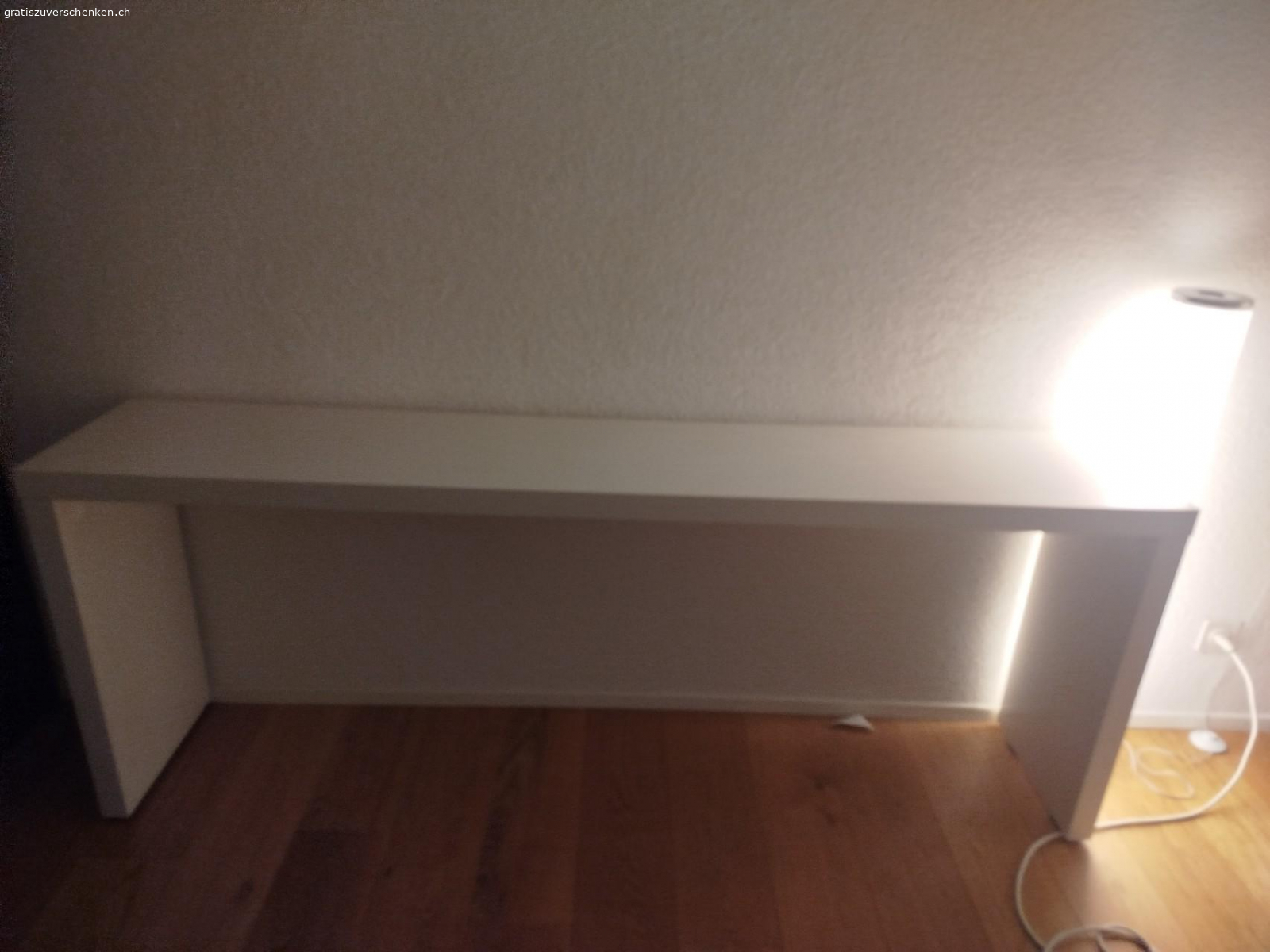 schöner langer schminktisch. ist ca 2 m lang und 30cm breit
farbe weiss