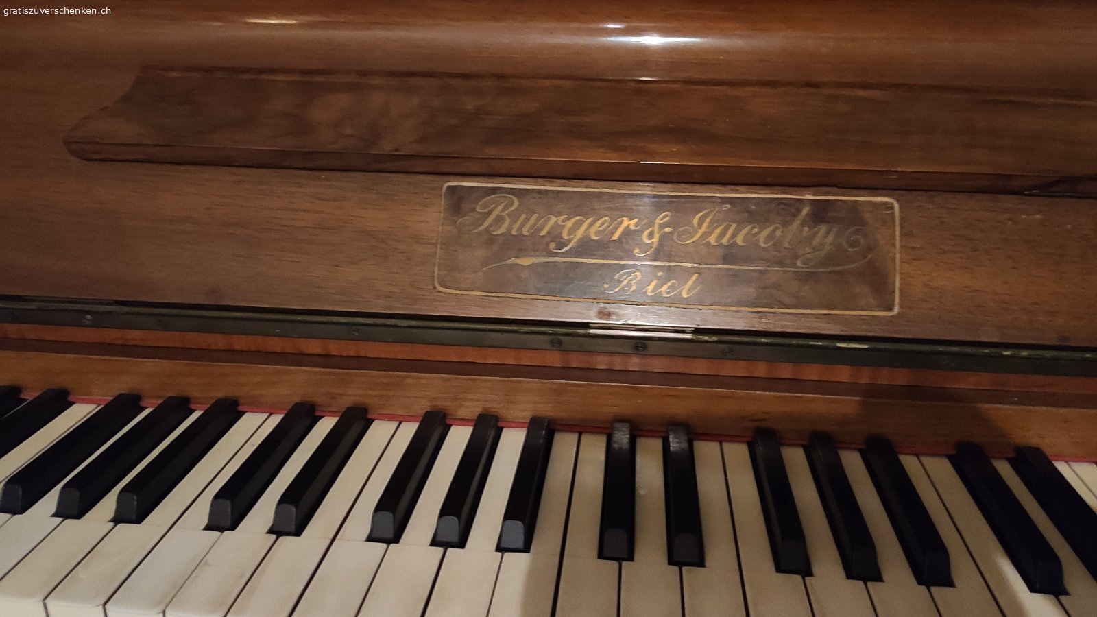 schönes altes Klavier Burger &Jacobi Piano Jacoby. wunderschönes altes Klavier von Burger & Jacobi
Leider kann ich mich nicht dafür motivieren spielen zu lernen, weshalb ich mich davon wieder trennen möchte. Das Klavier hat einen schönen Klang und ist spielbereit, evtl. könnte es wieder Mal gestimmt werden.
Ich würde mich freuen,, wenn es einen neuen Besitzer findet, der Freude an dem schönen Instrument hat
Masse: 150cm breit, 65cm tief, 125 hoch
Das Klavier steht in Luzern Hubelmatt im 3. Stock (ohne Aufzug) der Transport muss selber organisiert werden und würde über ein Klaviertranspoetunternehmen wahrscheinlich innerhalb Luzern um die 800,-Fr kosten 
Eine Besichtigung bzw. Probespielen wäre jederzeit möglich