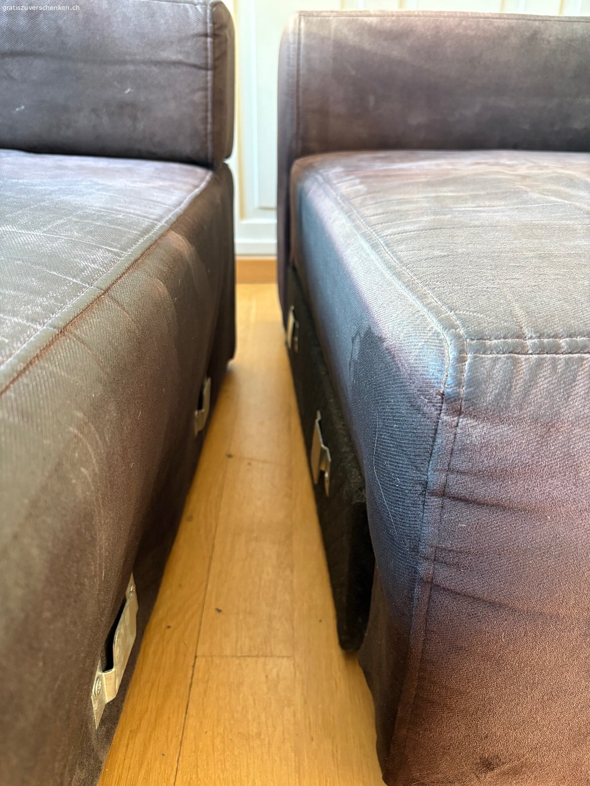 Schönes Ausziehsofa Möbel Pfister. Gut erhaltenes, raffiniertes Schlafsofa von Möbel Pfister mit zeitlosem Design wegen Zügeln zu verschenken. Es handelt sich um zwei Elemente (195x110cm und 160x105cm, Höhe 35cm, mit Lehne 55cm hoch), welche miteinander verbunden werden können und die, wenn ausgezogen, eine grosszügige und sehr bequeme Liegefläche ergeben. Oberfläche mit Gebrauchspuren und zwei kleinen Beschädigungen (siehe Foto), ansonsten super erhalten.