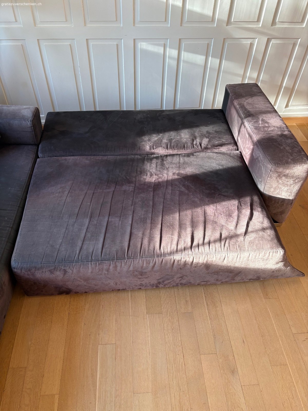Schönes Ausziehsofa Möbel Pfister. Gut erhaltenes, raffiniertes Schlafsofa von Möbel Pfister mit zeitlosem Design wegen Zügeln zu verschenken. Es handelt sich um zwei Elemente (195x110cm und 160x105cm, Höhe 35cm, mit Lehne 55cm hoch), welche miteinander verbunden werden können und die, wenn ausgezogen, eine grosszügige und sehr bequeme Liegefläche ergeben. Oberfläche mit Gebrauchspuren und zwei kleinen Beschädigungen (siehe Foto), ansonsten super erhalten.