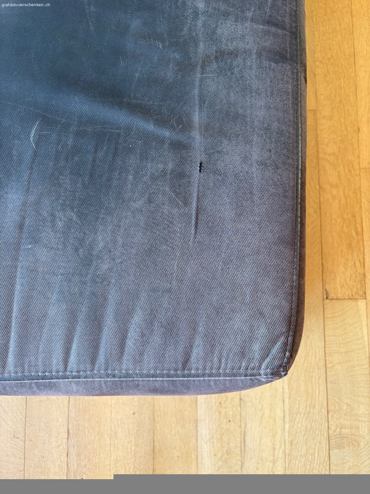 Schönes Ausziehsofa Möbel Pfister. Gut erhaltenes, raffiniertes Schlafsofa von Möbel Pfister mit zeitlosem Design wegen Zügeln zu verschenken. Es handelt sich um zwei Elemente (195x110cm und 160x105cm, Höhe 35cm, mit Lehne 55cm hoch), welche miteinander verbunden werden können und die, wenn ausgezogen, eine grosszügige und sehr bequeme Liegefläche ergeben. Oberfläche mit Gebrauchspuren und zwei kleinen Beschädigungen (siehe Foto), ansonsten super erhalten.