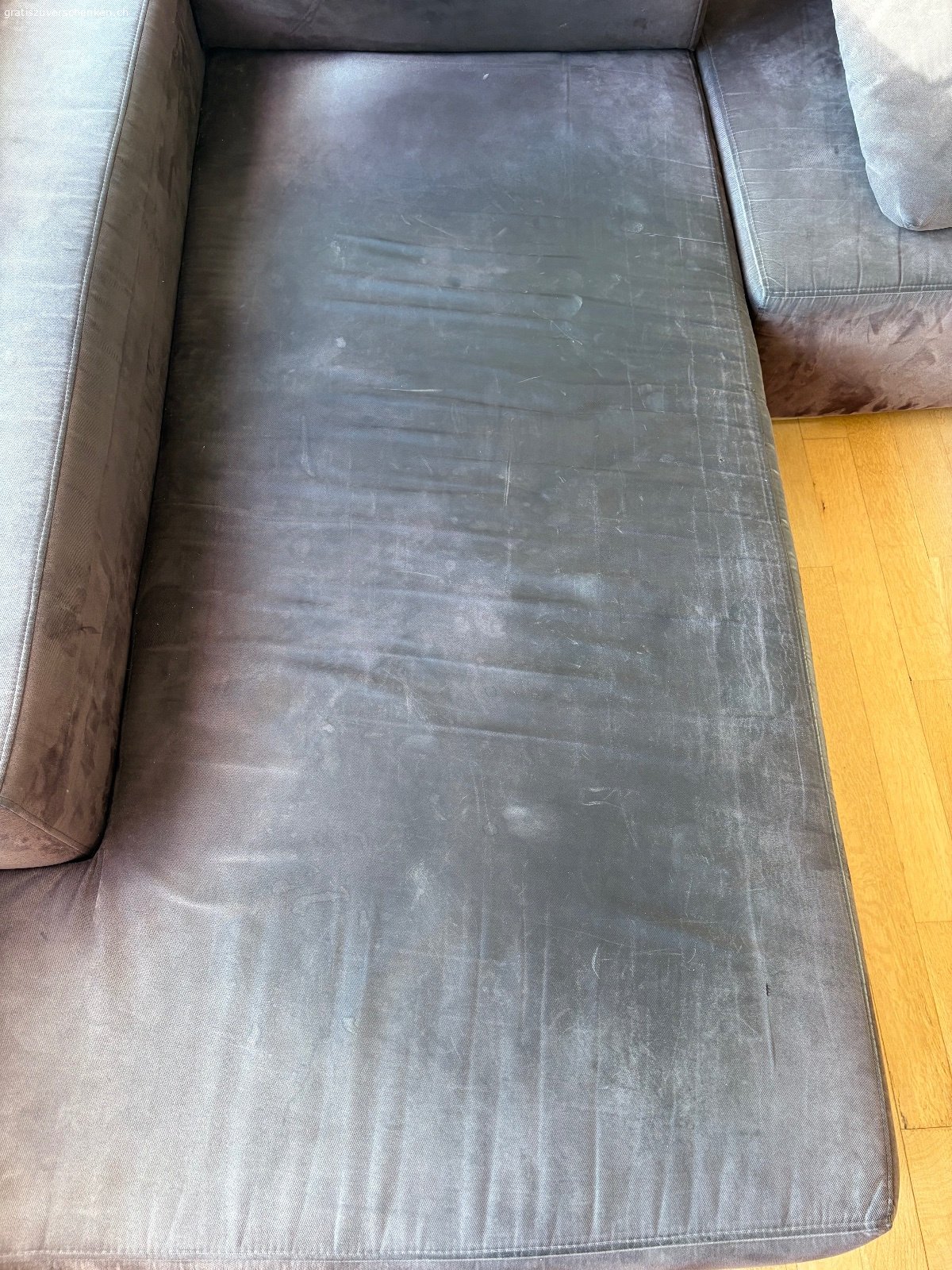 Schönes Ausziehsofa Möbel Pfister. Gut erhaltenes, raffiniertes Schlafsofa von Möbel Pfister mit zeitlosem Design wegen Zügeln zu verschenken. Es handelt sich um zwei Elemente (195x110cm und 160x105cm, Höhe 35cm, mit Lehne 55cm hoch), welche miteinander verbunden werden können und die, wenn ausgezogen, eine grosszügige und sehr bequeme Liegefläche ergeben. Oberfläche mit Gebrauchspuren und zwei kleinen Beschädigungen (siehe Foto), ansonsten super erhalten.