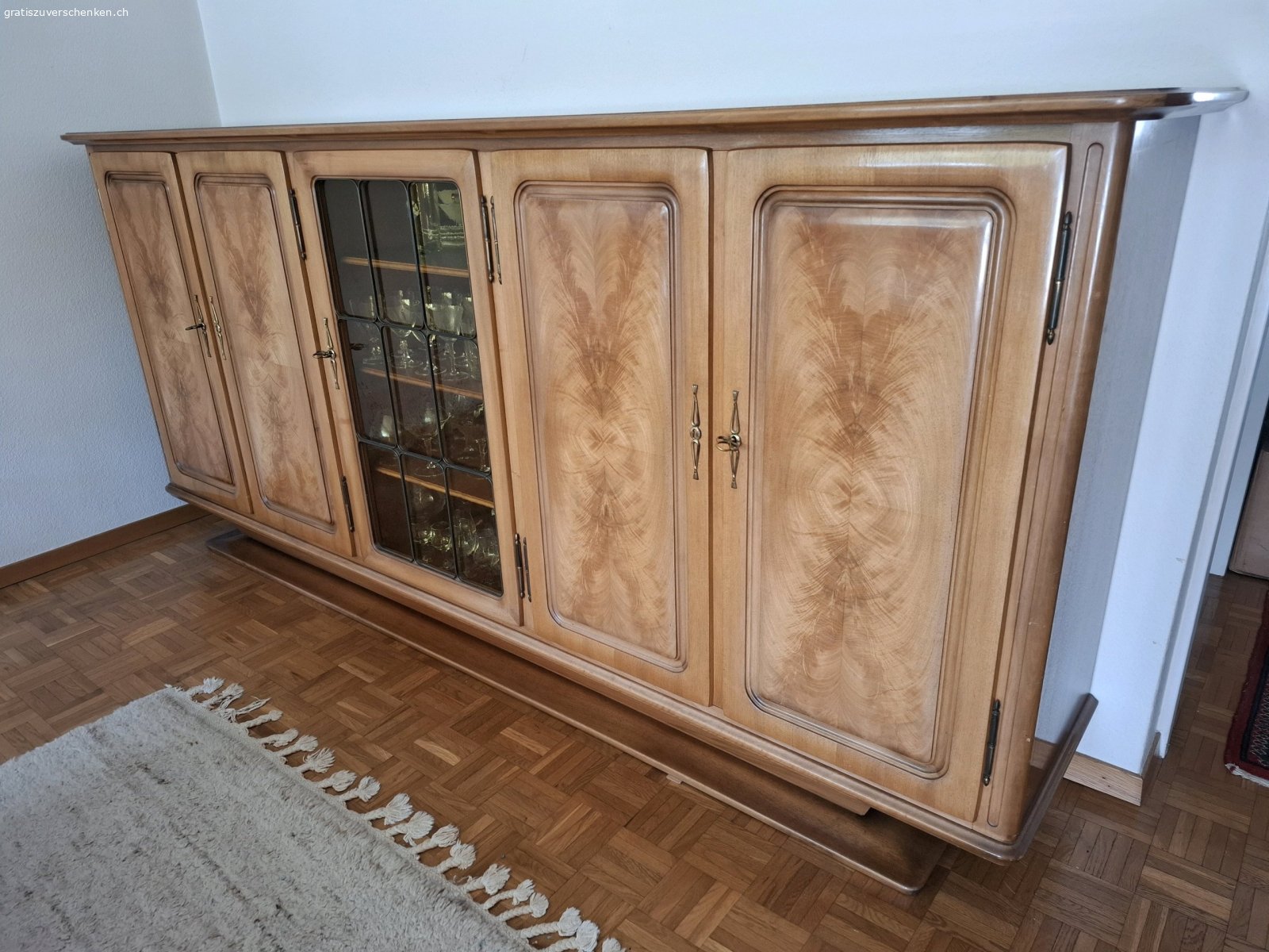 schönes Stubenmöbel. Antikes Buffet aus den 70er Jahren sucht neues Zuhause! Dieses charmante Stück ist aus Nussbaumholz gefertigt und besticht durch seine warme, braune Farbe. Ideal für Liebhaber von Vintage-Möbeln. Das Buffet ist gebraucht, aber in gutem Zustand. Ein echter Hingucker für jedes Esszimmer oder Wohnzimmer. Nutzen Sie diese Chance!

L: 2.50

H: 1.14

T: 0.48