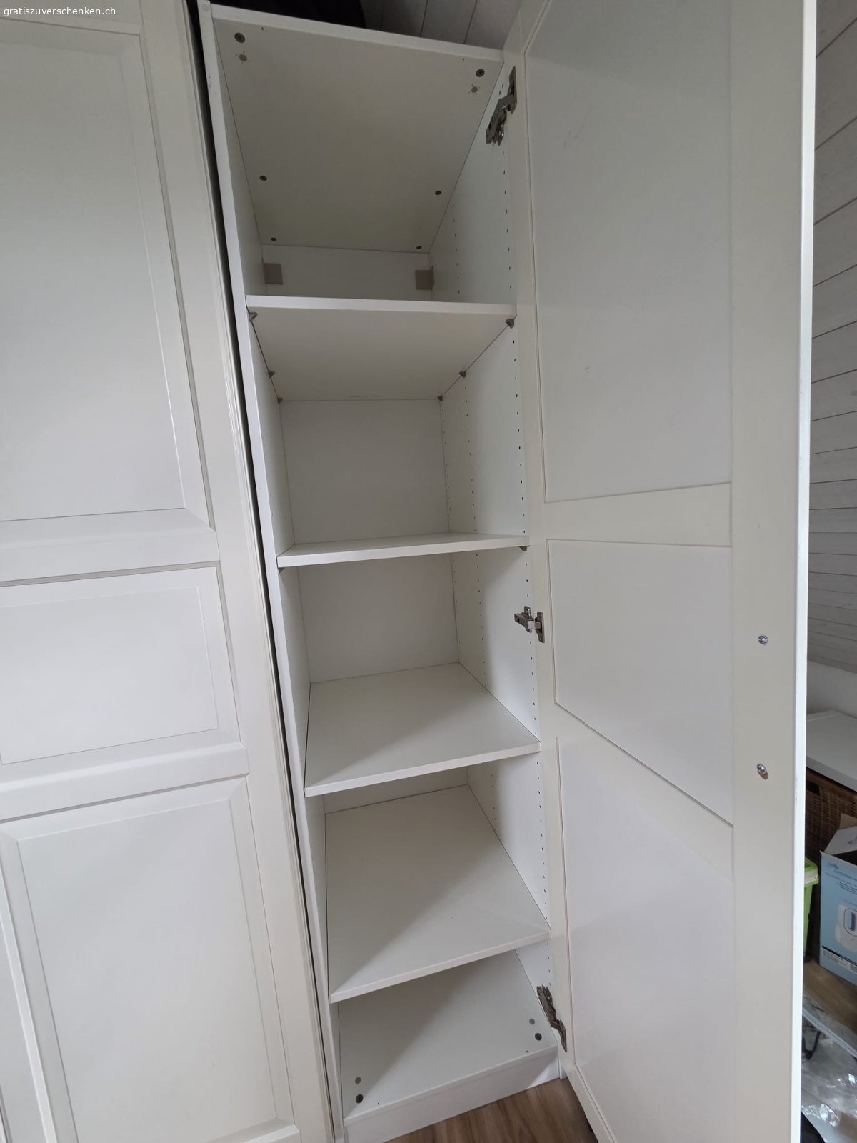 Schrank, 3 Türen, IKEA, weiss, gratis. IKEA Schrank weiss
ich glaube vorgänger Model: SONGESAND
gebraucht, farbe teils etwas verfärbt (siehe Bild), Türen nicht mehr ganz 100% weiss aber grundsätzlich in gutem Zustand. Linke Schrankwand 2 Schrauben (zB gut geeignet für einen Spiegel - siehe Bild)
2 Schränke / 3 Türen inkl Kleiderstange und ablagefächern

Auseinandergebaut, muss abgeholt werden während nächster Woche (bis ca. 23.07.) a
(Achtung: 4. Stock ohne Lift)