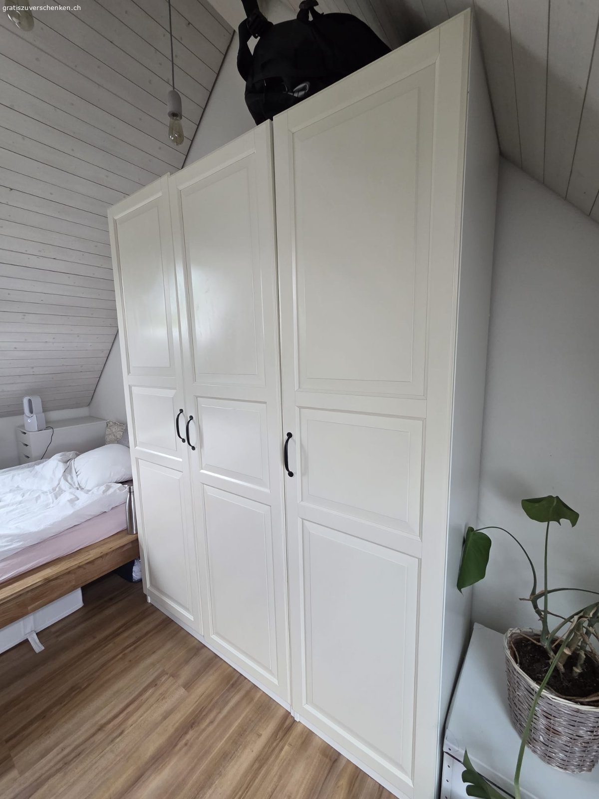 Schrank, 3 Türen, IKEA, weiss, gratis. IKEA Schrank weiss
ich glaube vorgänger Model: SONGESAND
gebraucht, farbe teils etwas verfärbt (siehe Bild), Türen nicht mehr ganz 100% weiss aber grundsätzlich in gutem Zustand. Linke Schrankwand 2 Schrauben (zB gut geeignet für einen Spiegel - siehe Bild)
2 Schränke / 3 Türen inkl Kleiderstange und ablagefächern

Auseinandergebaut, muss abgeholt werden während nächster Woche (bis ca. 23.07.) a
(Achtung: 4. Stock ohne Lift)