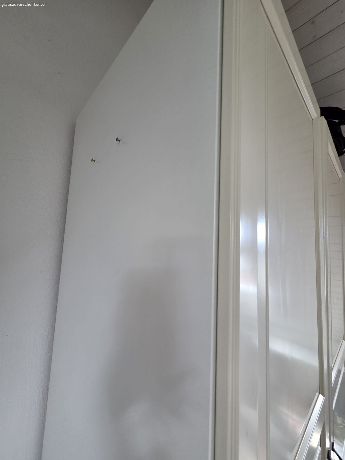 Schrank, 3 Türen, IKEA, weiss, gratis. IKEA Schrank weiss
ich glaube vorgänger Model: SONGESAND
gebraucht, farbe teils etwas verfärbt (siehe Bild), Türen nicht mehr ganz 100% weiss aber grundsätzlich in gutem Zustand. Linke Schrankwand 2 Schrauben (zB gut geeignet für einen Spiegel - siehe Bild)
2 Schränke / 3 Türen inkl Kleiderstange und ablagefächern

Auseinandergebaut, muss abgeholt werden während nächster Woche (bis ca. 23.07.) a
(Achtung: 4. Stock ohne Lift)