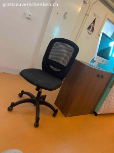schrank 3 türig mit schubladen, truhe. möbeli