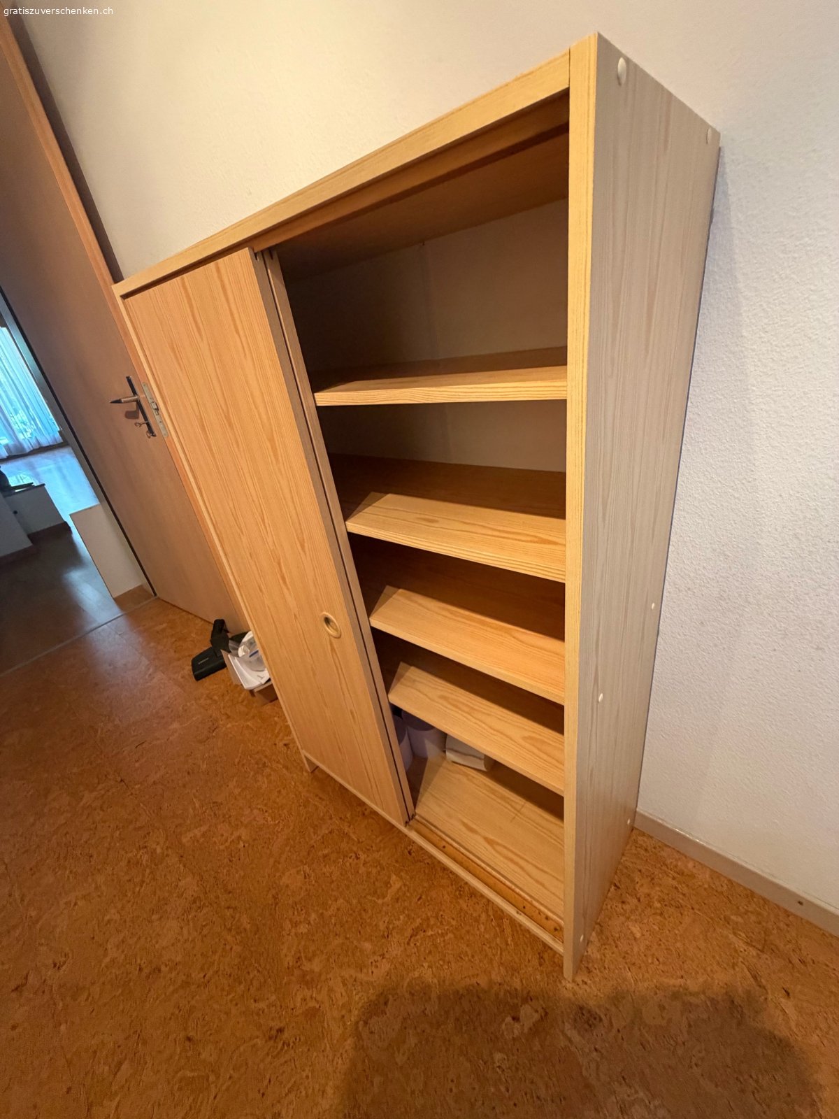Schrank mit Schiebetüren Holzoptik. Kommode aus Holz in hellem Farbton. Das Möbelstück befindet sich in gebrauchtem Zustand mit üblichen Abnutzungserscheinungen. Es verfügt über zwei Schiebetüren und mehrere innenliegende Ablagefächer. Die Masse betragen 124 cm in der Höhe, 80 cm in der Breite und 35 cm in der Tiefe. Die Funktionalität ist gegeben. Details zum Zustand sind den Bildern zu entnehmen. Abholung durch Käufer in 3800 Matten b. Interlaken